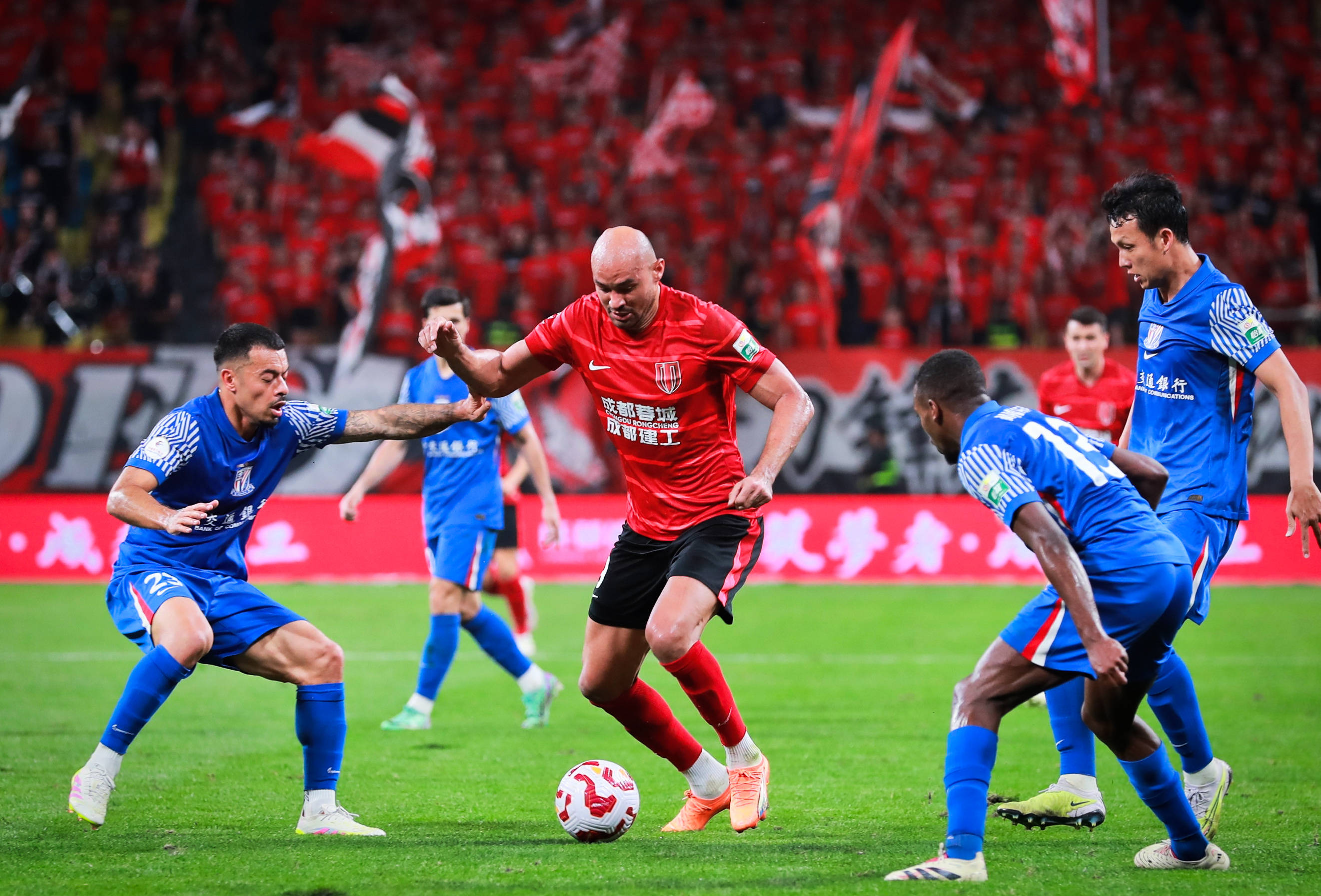 爱游戏体育入口 -成都蓉城发布备战花絮，国际比赛日篮板制胜，全明星赛任务艰巨，阵容厚度经受考验(成都蓉城夏季引援目标)